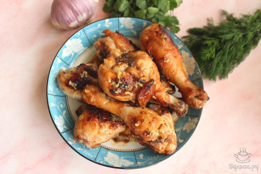 Жареные куриные голени в кетчупе на сковороде