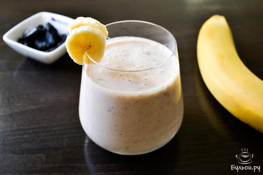 Кефирный смузи с черносливом и бананом