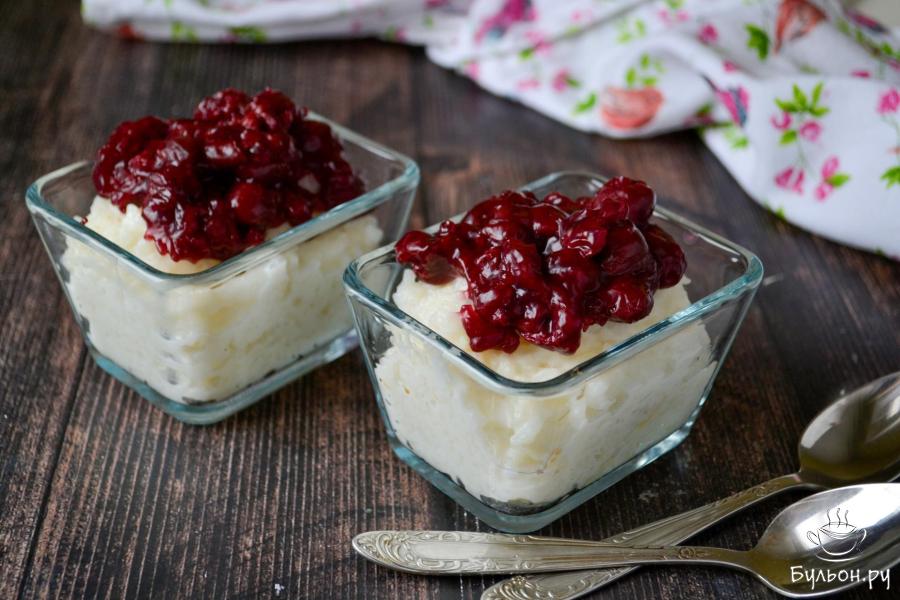 Рисовый пудинг с вишневым соусом