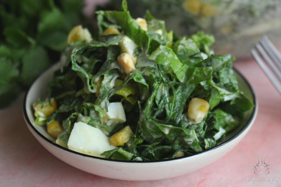 Салат из свежего шпината с кукурузой и яйцом