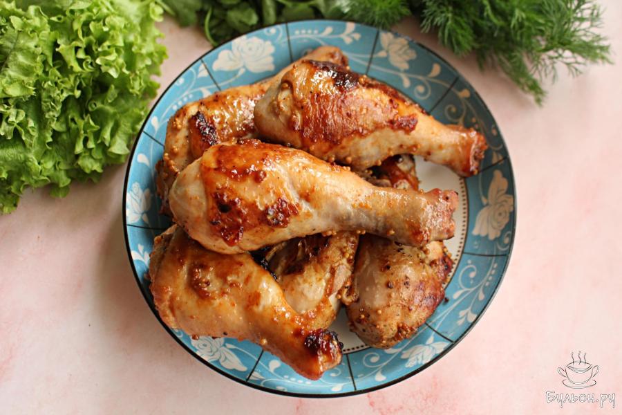 Острые куриные голени с зернами горчицы на сковороде