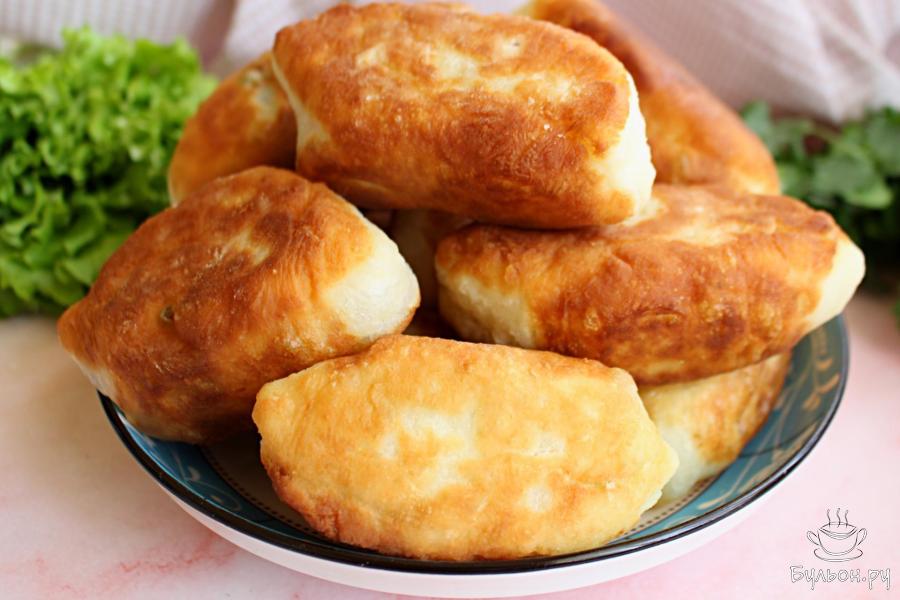 Жареные дрожжевые пирожки со шпинатом и сулугуни