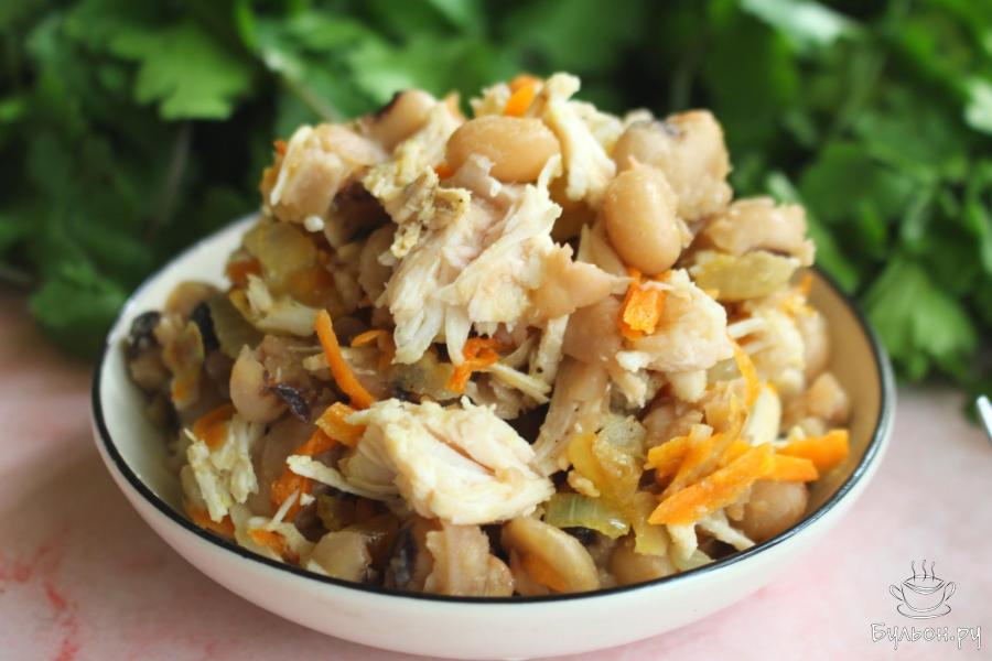 Салат из белой фасоли с вареной куриной грудкой