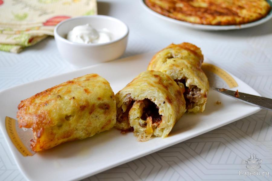 Картофельный рулет с фаршем на сковороде