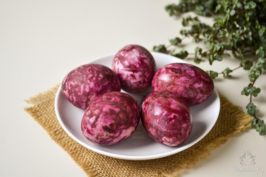 Яйца на Пасху, крашеные свеклой