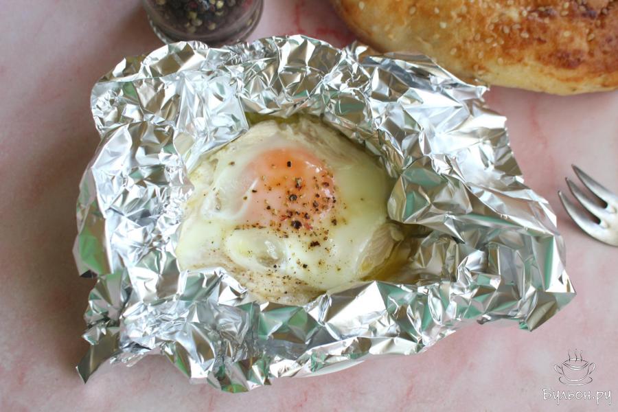 Яичница с вареной куриной грудкой в фольге в духовке
