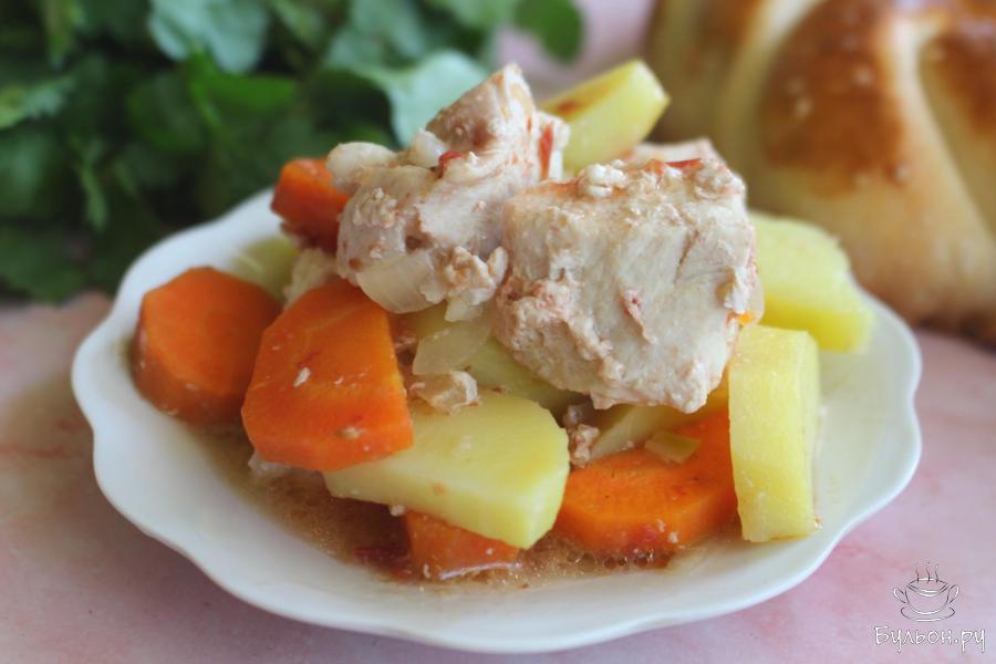 Тушеная картошка с курицей и томатами в казане
