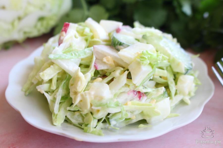 Салат из молодой капусты с огурцами, редисом и яйцом