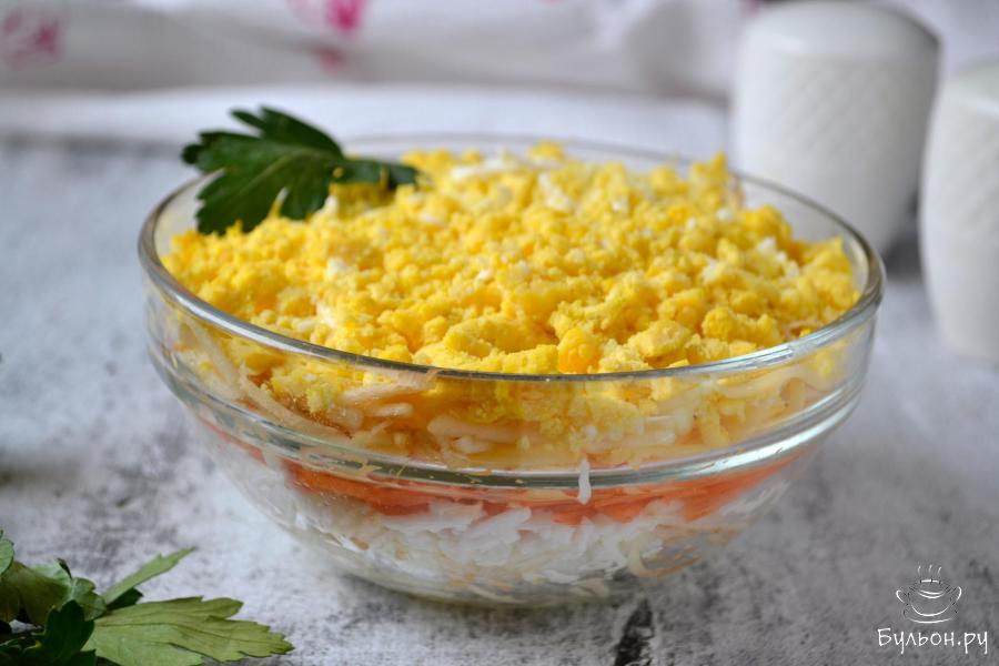 Слоеный салат из свежей моркови с сыром и яйцом