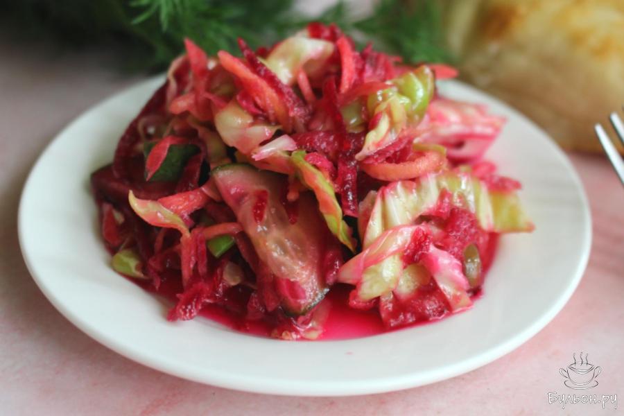 Салат из молодой капусты с огурцами и свеклой