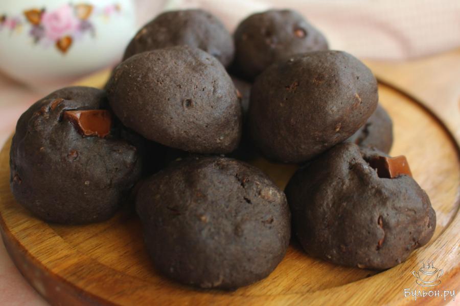 Шоколадное печенье с шоколадом и грецкими орехами