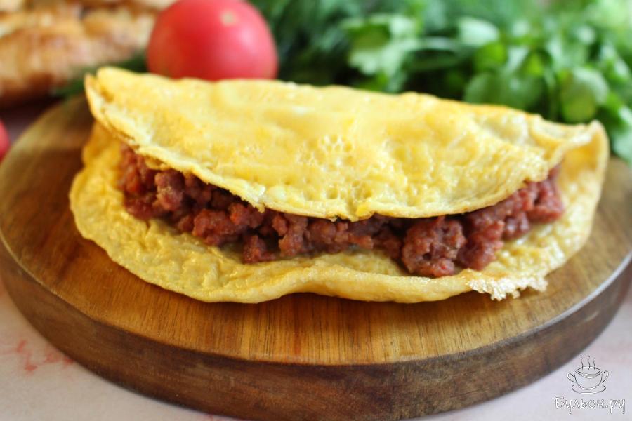 Омлет с начинкой из мясного фарша