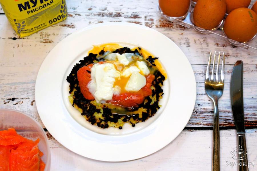Кабачковые оладьи с рыбой и яйцом пашот